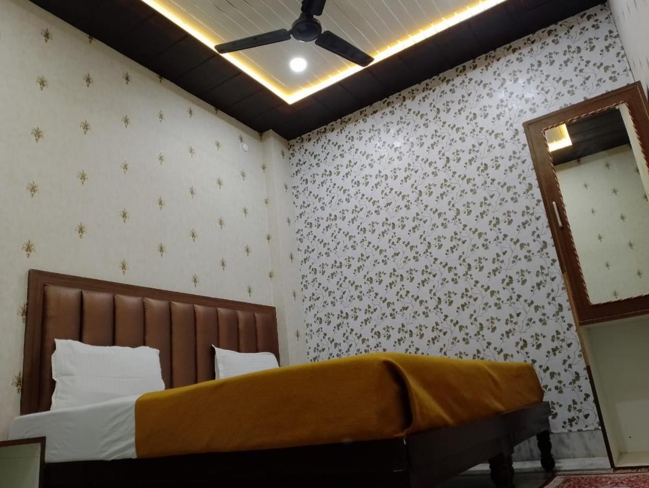 Varuna Palace-Fully Vaccinated Staff Varanasi Exterior photo